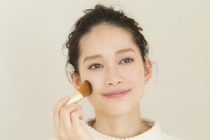 化粧直しのファンデーションやパウダーは、ブラシでのせると、厚塗り感なし！