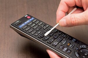 リモコンは綿棒を使って汚れを取る