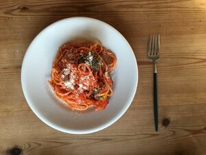 濃いめなナポリタンの味つけにトマトピューレをプラス