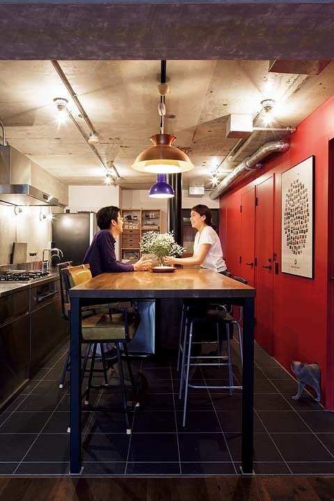 ワイドなテーブルでくつろぐ夫妻