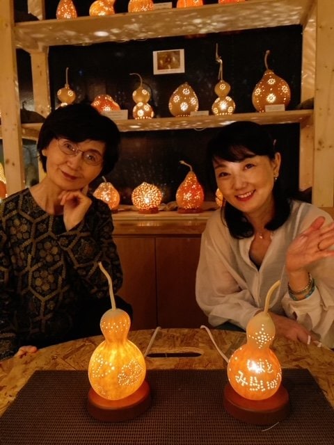 ライトと女性2人