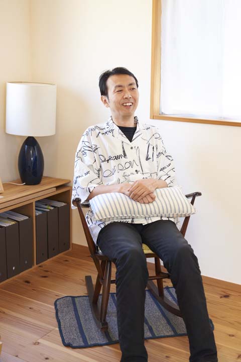 アーコールのロッキングチェアに座る田中さん
