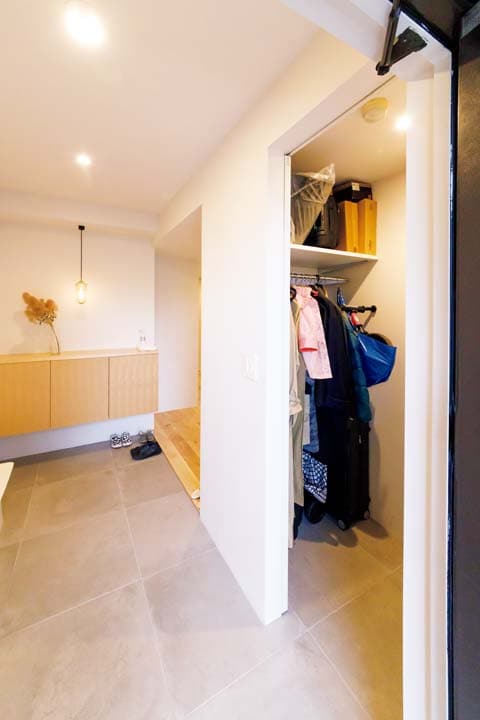 ベビーカーもゆったり収納できる玄関土間