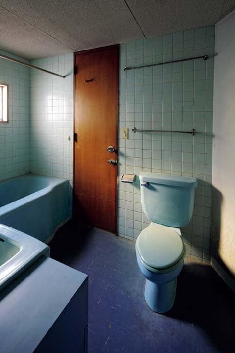 レトロな青いバスタブやトイレを配したバスルーム