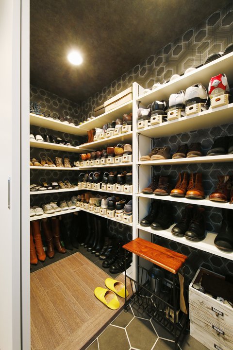 可動式のシューズラックをL字型に設置した玄関土間