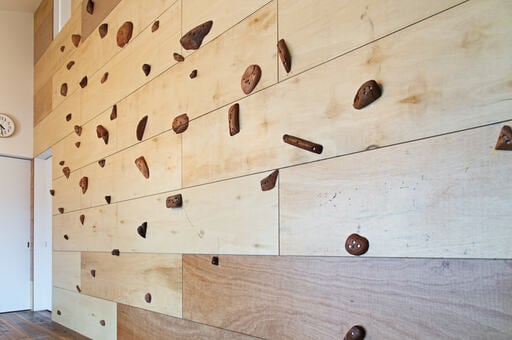 リビングにクライミングウォールを設置