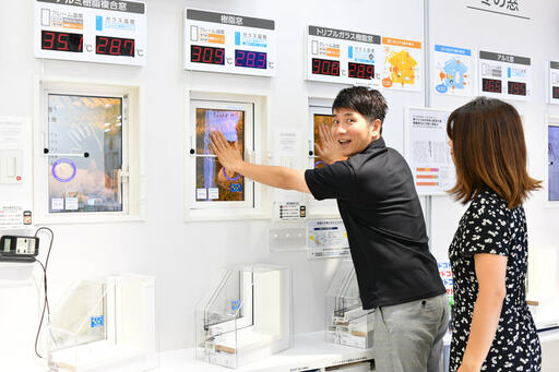 両手で窓のサンプルを触る男性