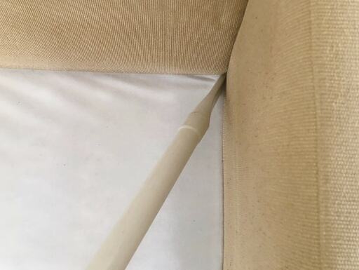 フレームとクッションのすき間部分にも掃除機をかける