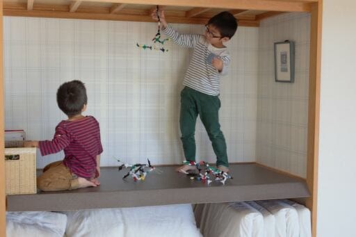 押し入れの中で遊ぶ子どもたち