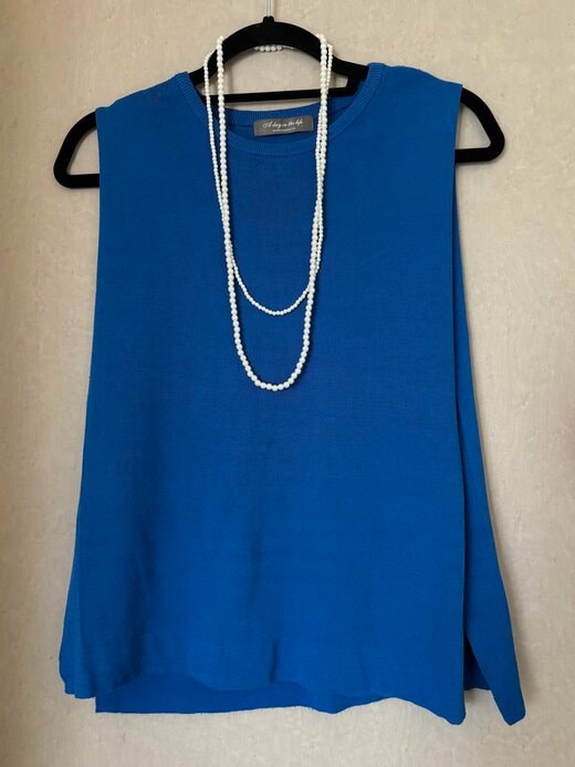 写真：ノースリーブとアクセサリー