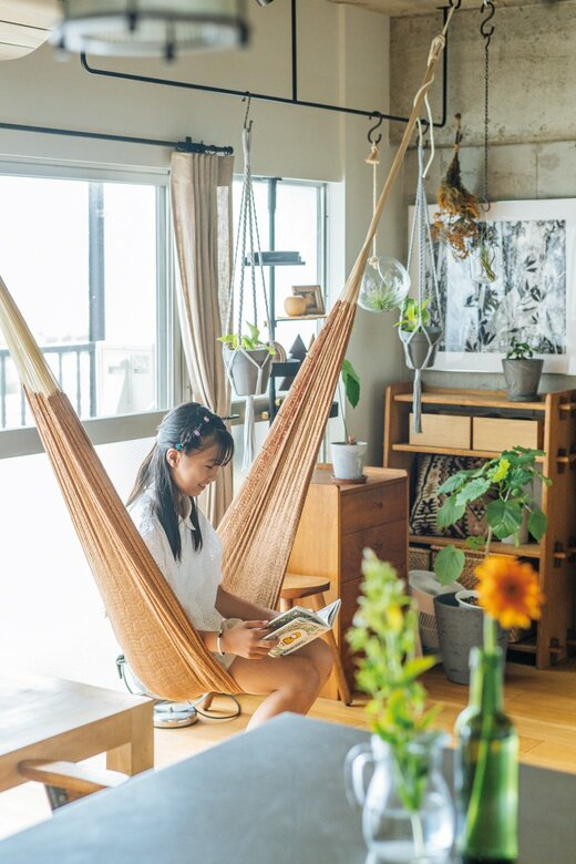 ハンモックに座る女の子