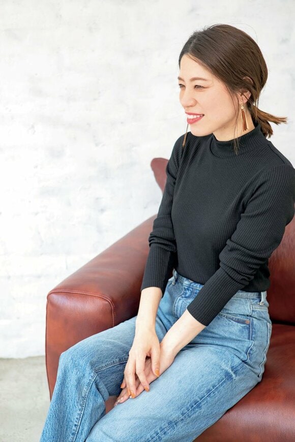 黒リブ+デニム女性