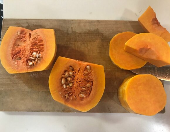 割るとかぼちゃの種が！