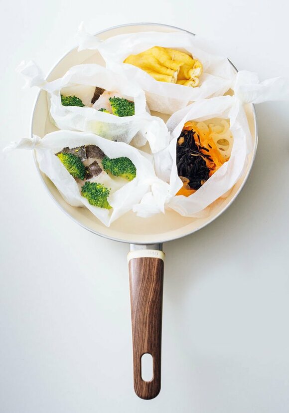 フライパンにブロッコリーなど