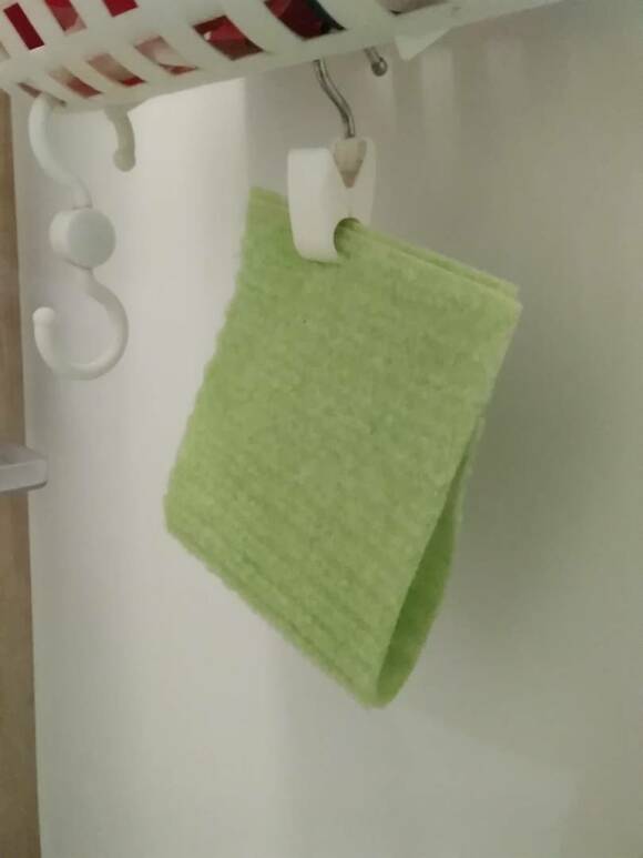 スポンジを挟んで吊り下げ