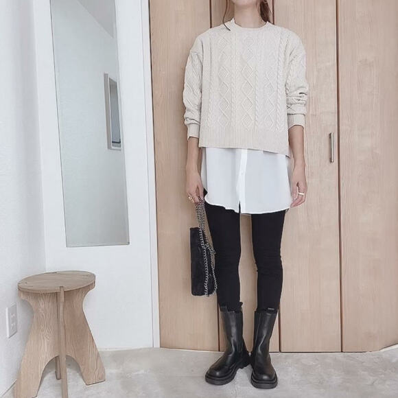 ロング丈のブラウスとスキニーパンツで合わせたコーデ