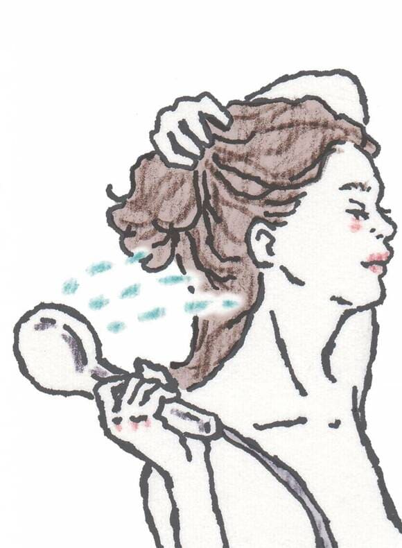 首の後ろをシャワーで流す