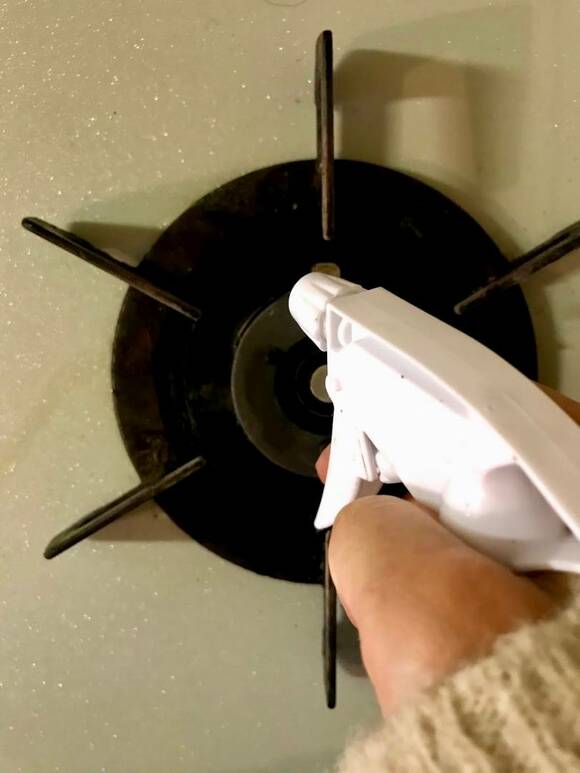 ガスコンロにスプレー