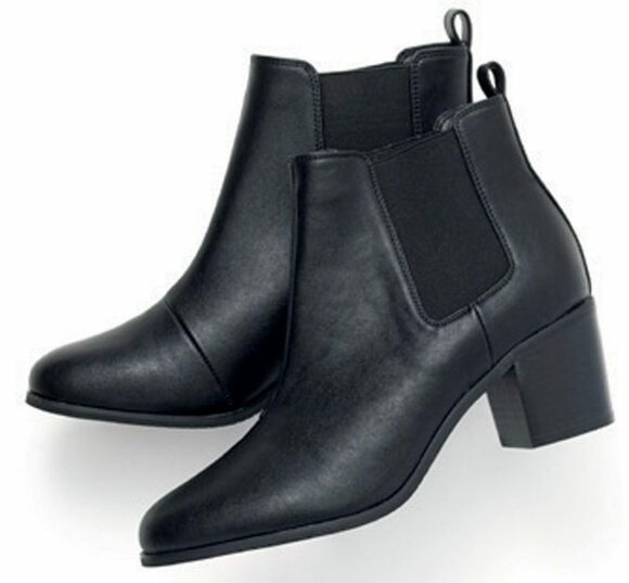 黒ショートブーツ