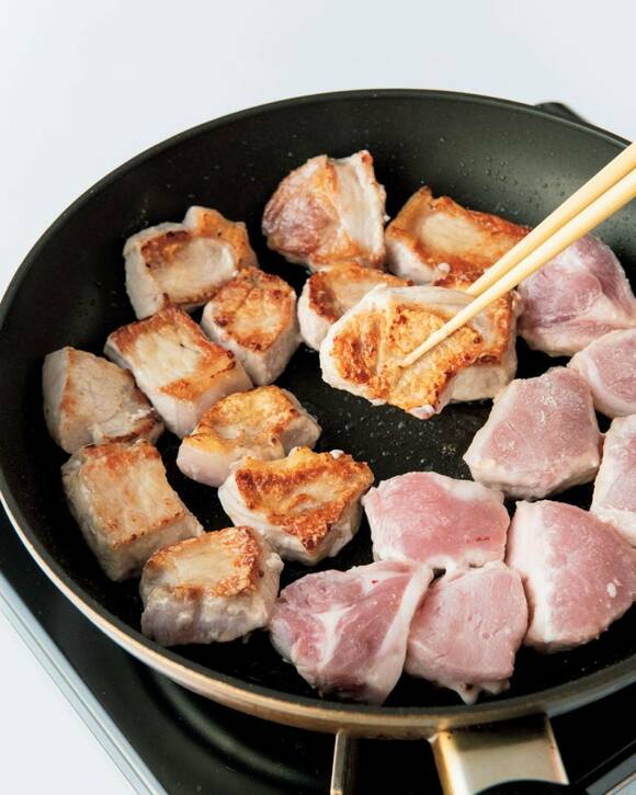 豚肉を3分ほど焼き、裏返して2分ほど焼く
