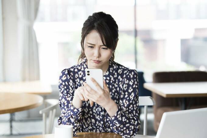 スマホを持つ女性