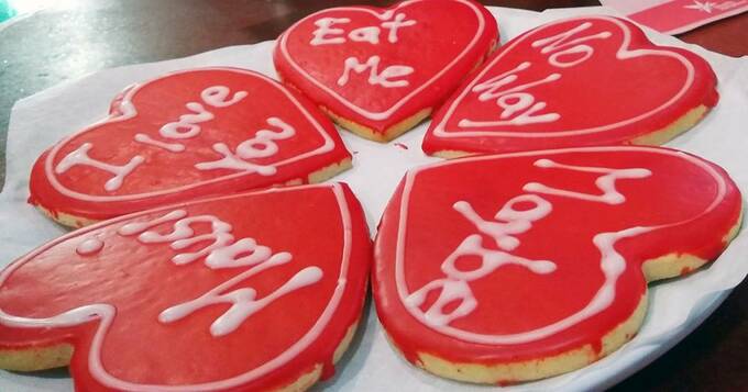 赤いハートのお菓子5つ