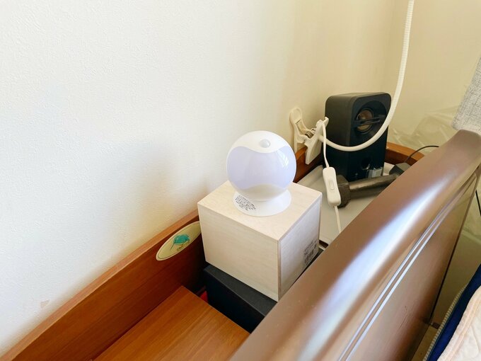 寝室に置いたハンディタイプの照明