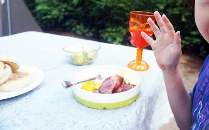 ピクニックテーブルの上に料理が並べられている様子