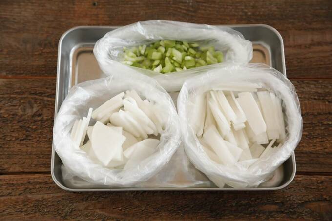 袋に入れた葉はみじん切り、上部は短冊切りや薄めのいちょう切りにした大根