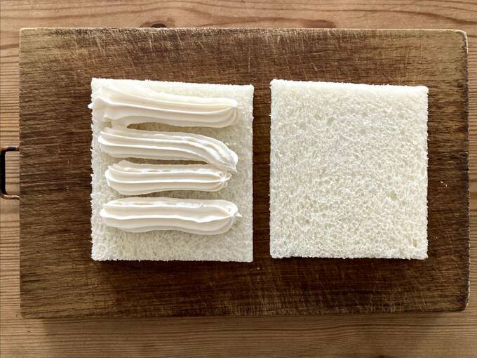 食パンに生クリーム