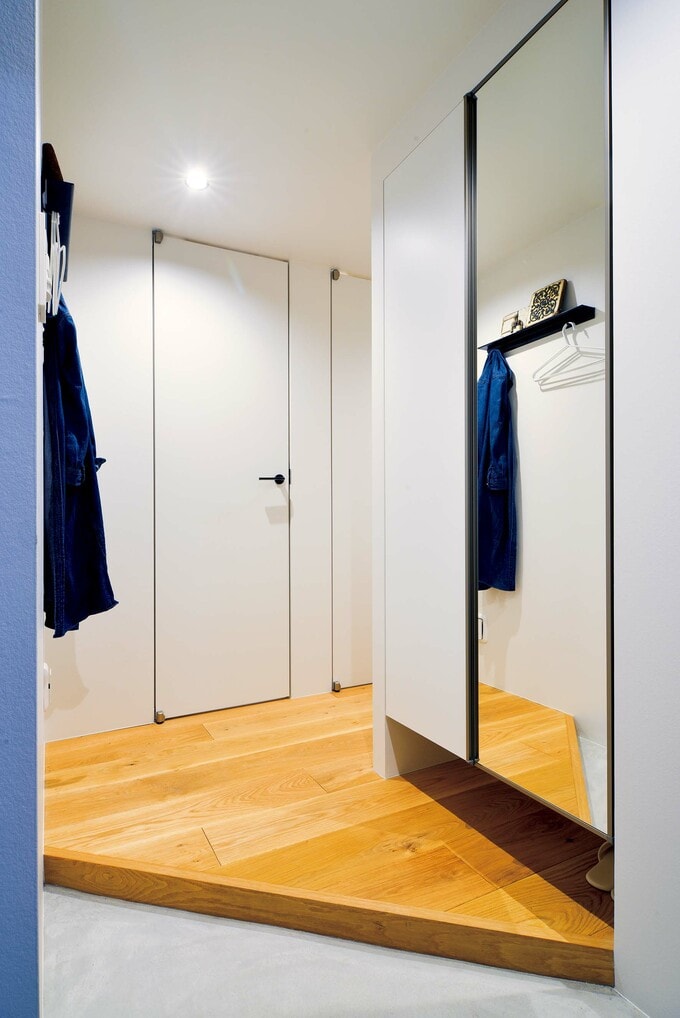 玄関はハイドアの収納に