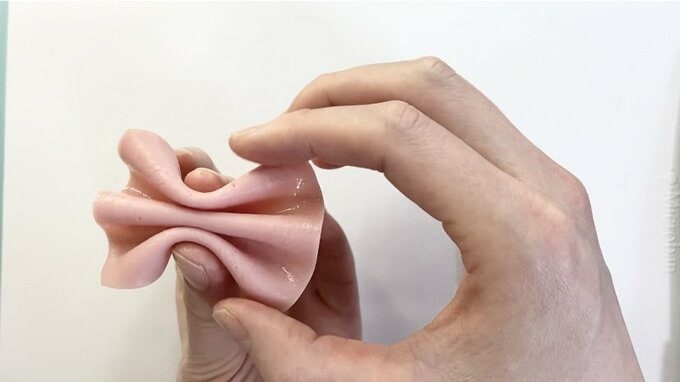 中央部分がへこむようにもつ