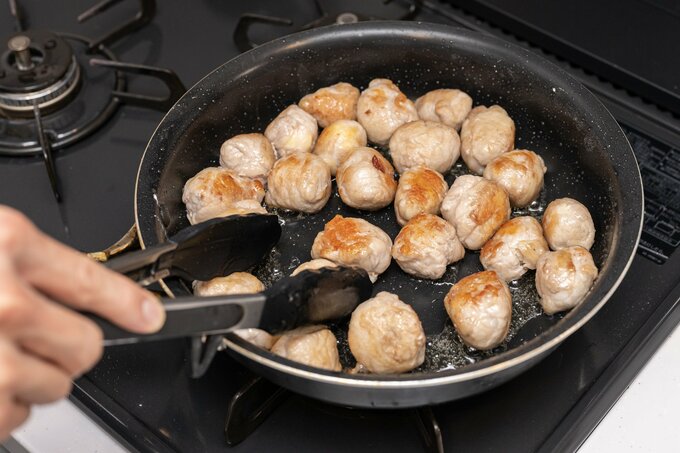 香ばしい焼き目をつける様子