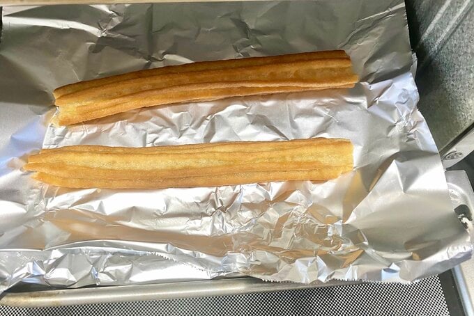 チュロスを焼く様子