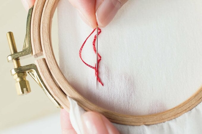 1針戻るようにして糸と糸の間をくぐらせてから糸を切る