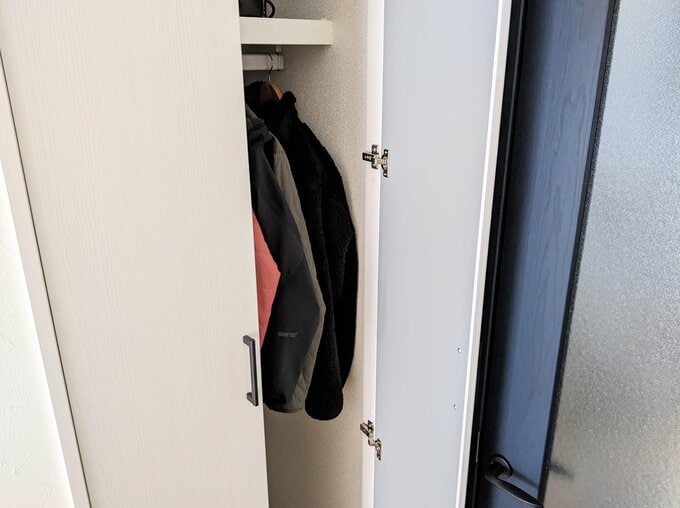 リビング入口のクローゼットの中