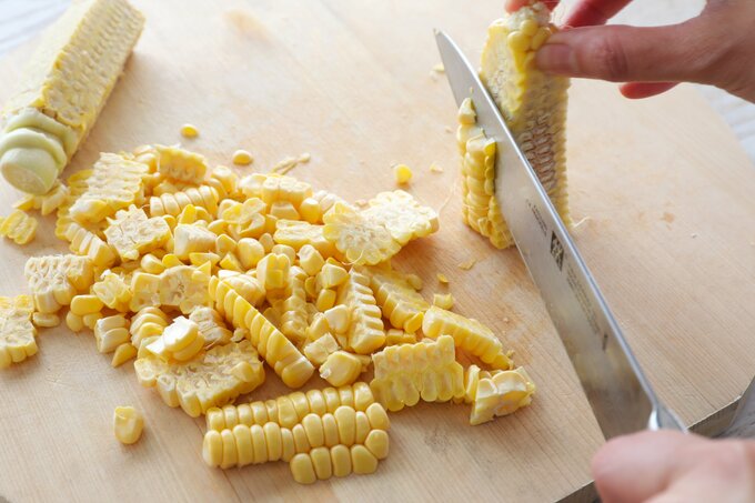 トウモロコシを切る