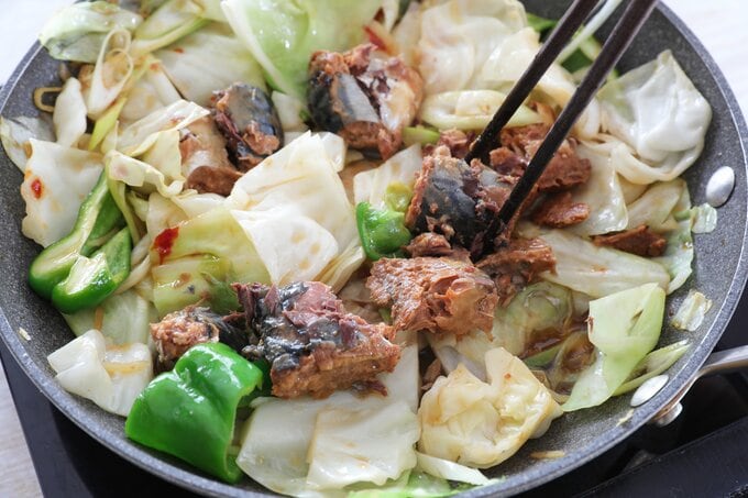 サバ缶を入れて炒め合わせる