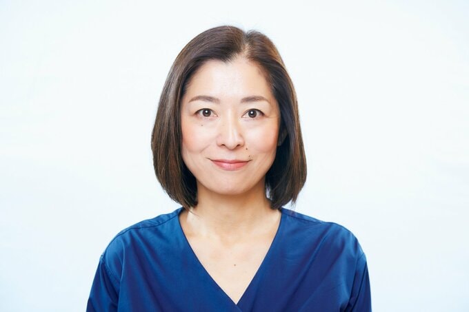 ネイビーのトップスを着た女性