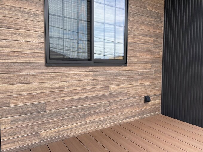 クリエモカ色のウッドデッキ