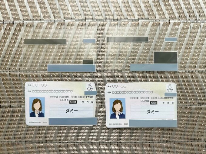 左：セリア「カード保護スリーブ」、右：ダイソー「マイナカード用スリーブ」