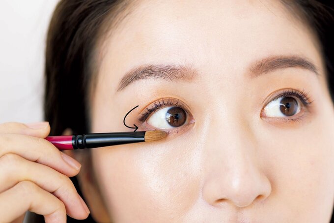 アイカラーを使う様子