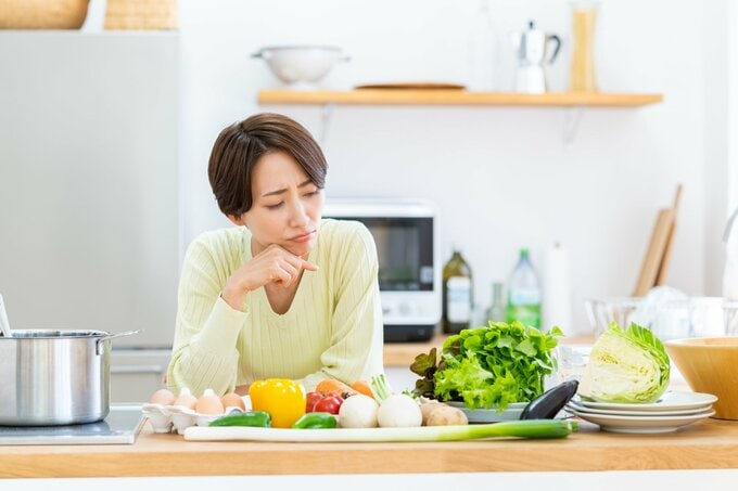 献立に迷う女性
