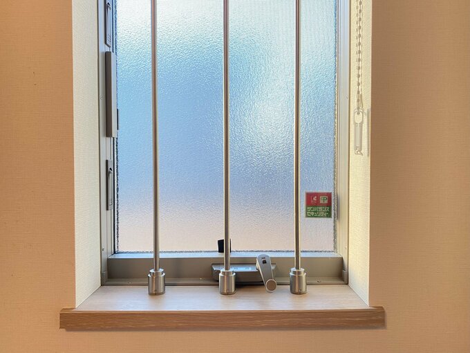 面格子を内側に取りつけた小窓