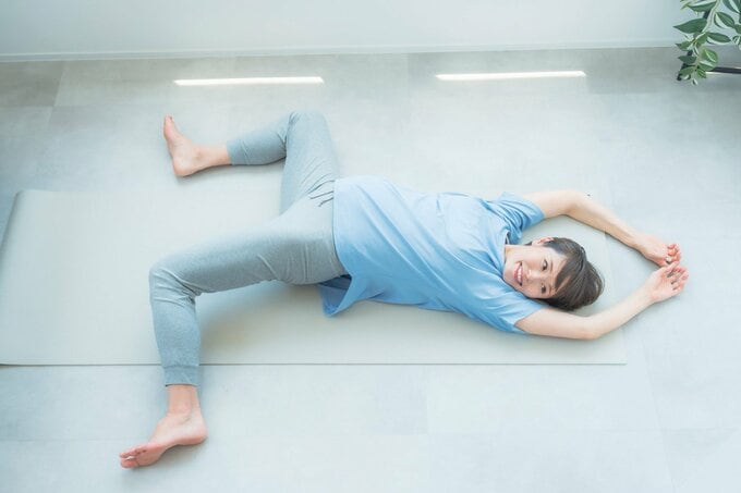 両ひざを左右に倒して行うヨガのポーズ