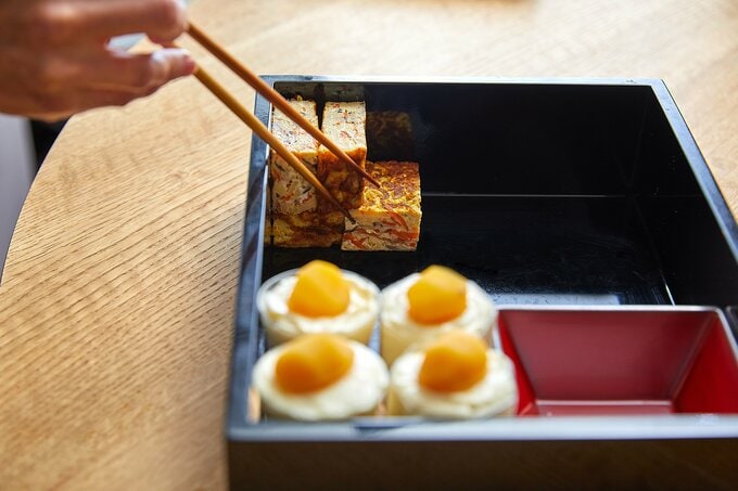 卵焼きを持つ