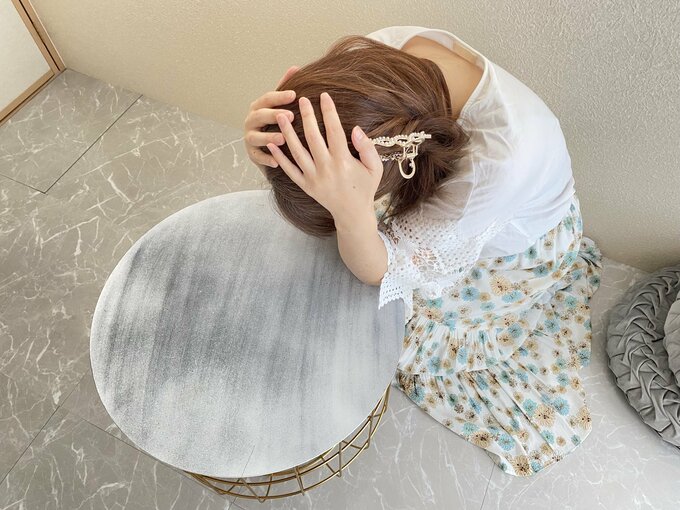 頭を抱える女性