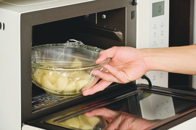 ジャガイモを電子レンジに入れる様子