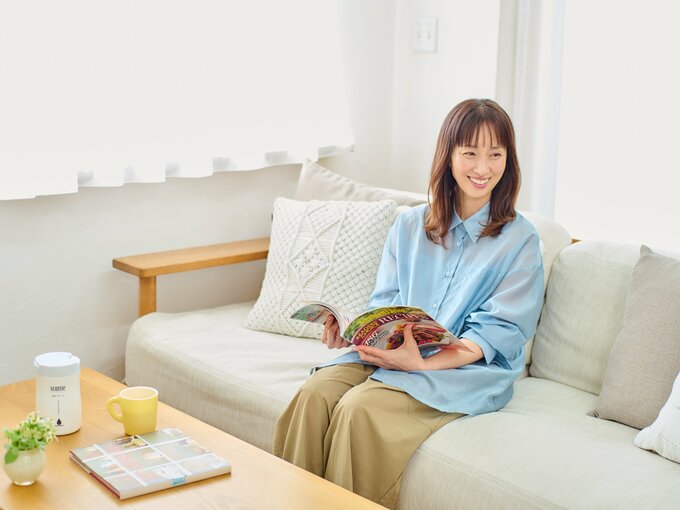 リビングでくつろぐ女性