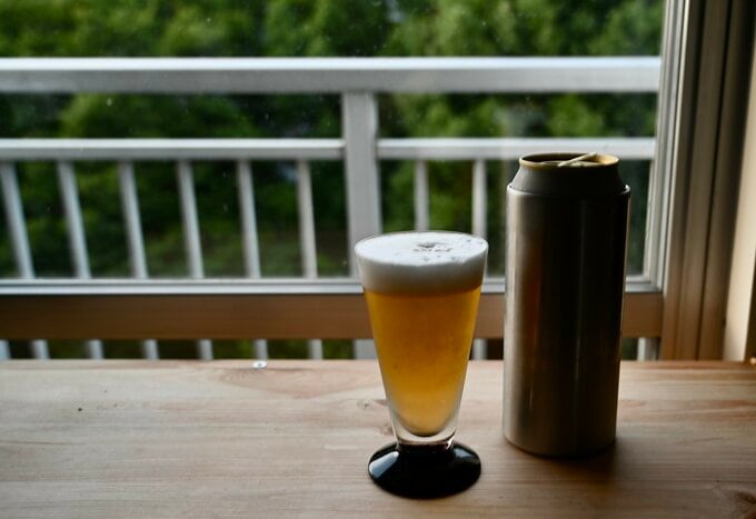 窓際においてあるビール